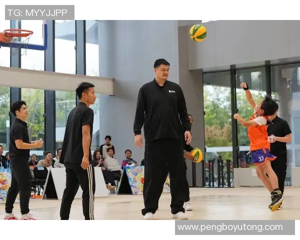 姚明粉丝热情拥抱偶像瞬间展现篮球精神与团结力量