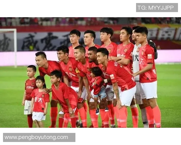 广州十二中足球明星闪耀校园赛场展现青春风采与团队精神 广州十二中足球明星闪耀校园赛场展现青春风采与团队精神